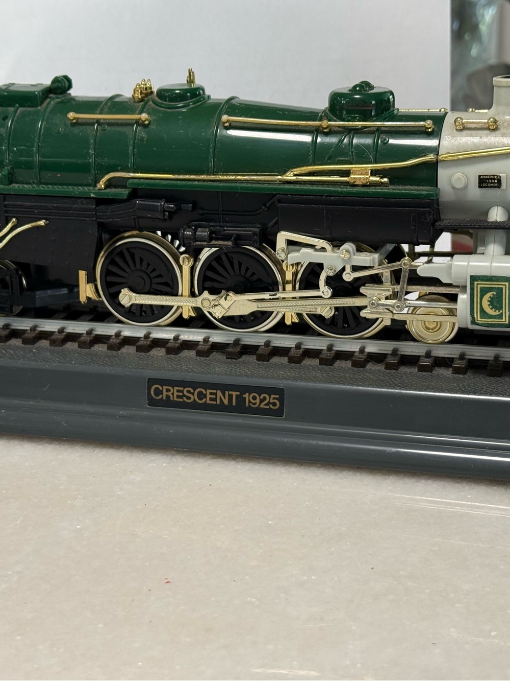 Crescent 1925 Green Decorative Locomotive Train